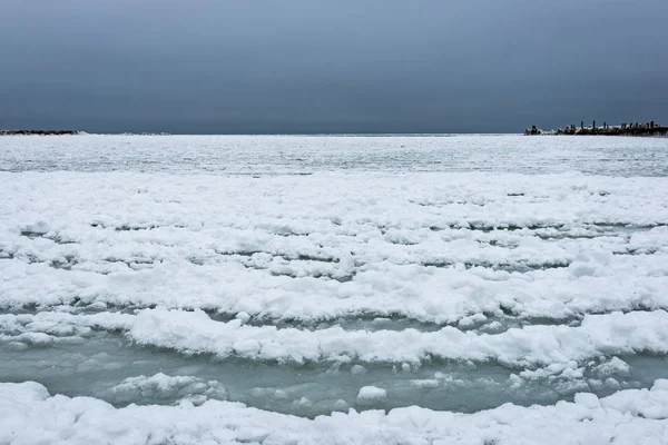 Mrożone beach mroźne zimy dzień — Zdjęcie stockowe