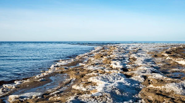 Zmrazený pláž v chladné zimy den — Stock fotografie