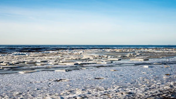 Spiaggia ghiacciata in inverno freddo giorno — Foto Stock