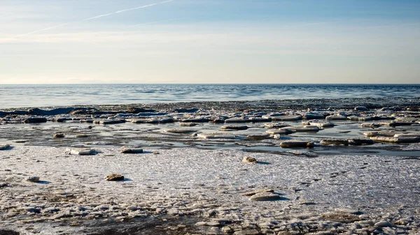 Praia congelada no dia frio dos invernos — Fotografia de Stock
