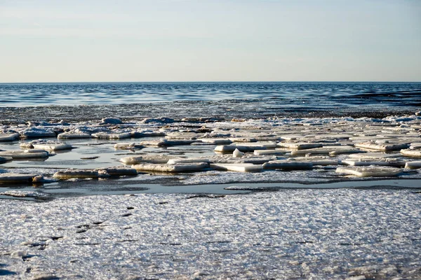寒冷冬日的冰冻海滩 — 图库照片