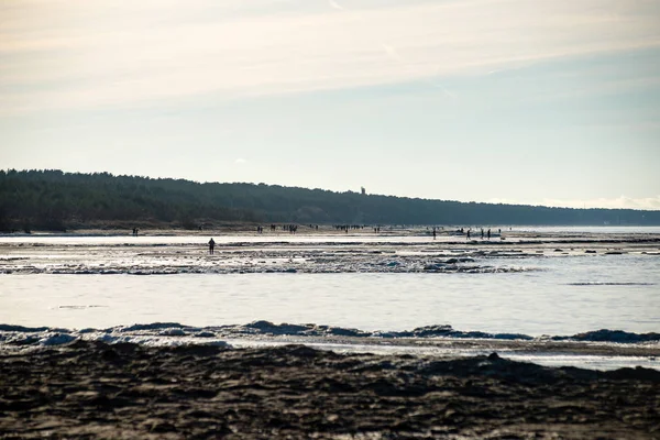 Människor njuter av frysta beach — Stockfoto