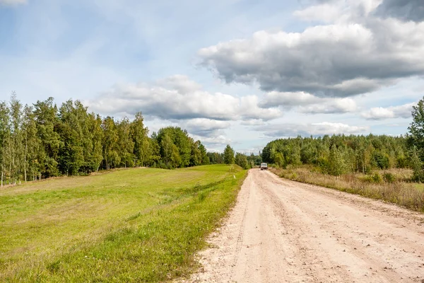 Route de campagne avec arbres — Photo