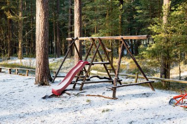 Kışın donmuş kırsal sahne