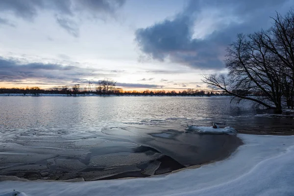 Bevroren landschap scène in de winter — Stockfoto