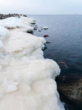 Kışın donmuş kırsal sahne
