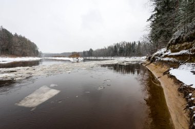 Kışın donmuş kırsal sahne
