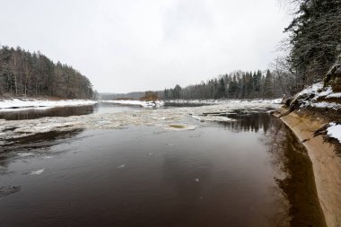 Kışın donmuş kırsal sahne