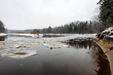Kışın donmuş kırsal sahne