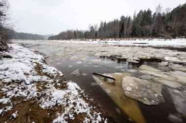 Kışın donmuş kırsal sahne