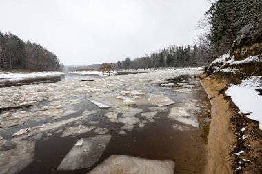 Kışın donmuş kırsal sahne