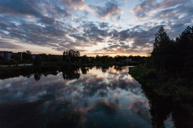 günbatımı Daugava Nehri