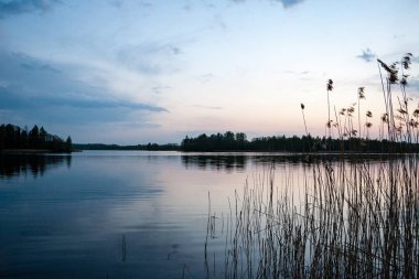 günbatımı sakin göl beach üzerinde