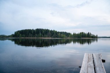 günbatımı sakin göl beach üzerinde