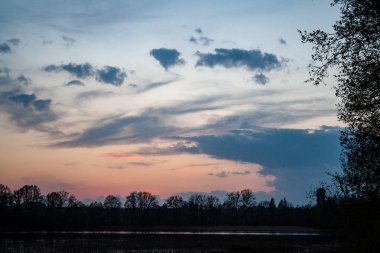 günbatımı sakin göl beach üzerinde