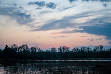 günbatımı sakin göl beach üzerinde