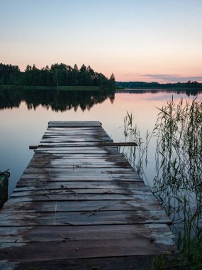 günbatımı sakin göl beach üzerinde