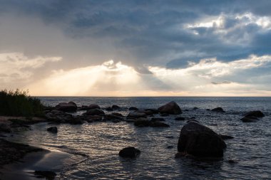 günbatımı sakin göl beach üzerinde