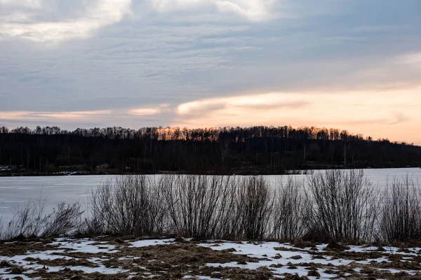 Coucher de soleil sur la rivière Daugava — Photo