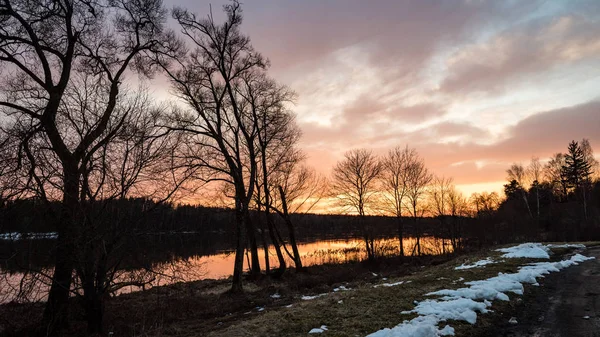 Por do sol sobre o rio Daugava — Fotografia de Stock