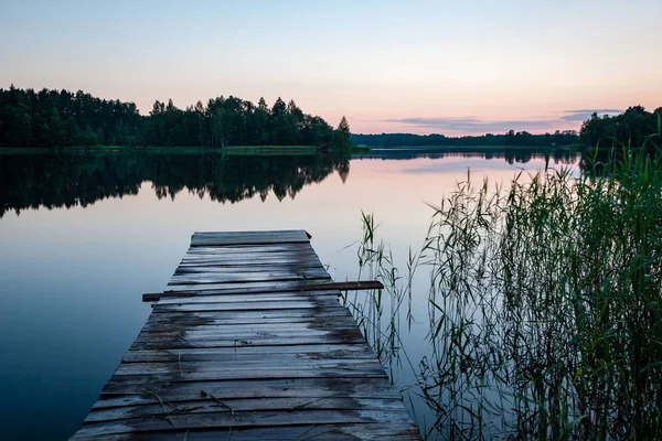 Solnedgång över lugn sjö strand — Stockfoto