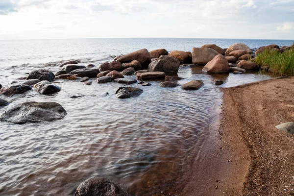 günbatımı sakin göl beach üzerinde