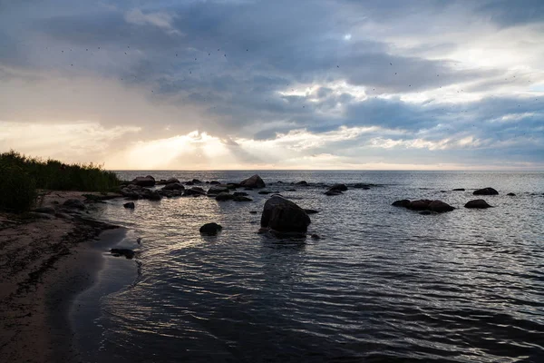 Západ slunce nad klidné jezero pláž — Stock fotografie