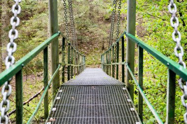 Perspektif metal asma yaya köprüsü üzerinde azalan rive