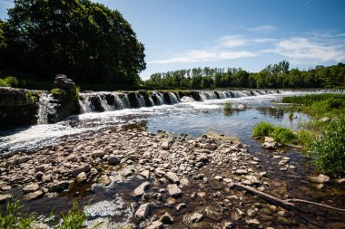 dağ nehir orman tarafından çevrili yaz aylarında