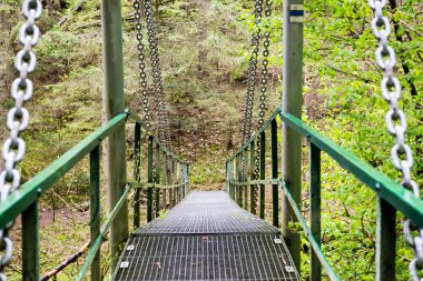 Perspektif metal asma yaya köprüsü üzerinde azalan rive