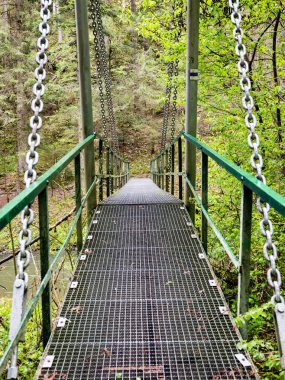 Perspektif metal asma yaya köprüsü üzerinde azalan rive
