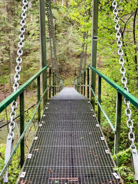 Perspektif metal asma yaya köprüsü üzerinde azalan rive