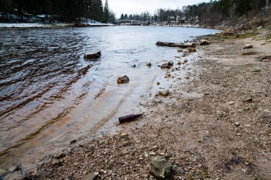 dağ nehir orman tarafından çevrili yaz aylarında