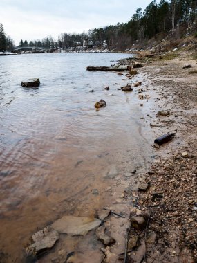 dağ nehir orman tarafından çevrili yaz aylarında