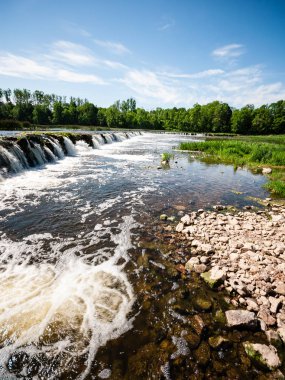 dağ nehir orman tarafından çevrili yaz aylarında