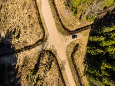 Drone görüntü. kırsal alan ile orman yolu havadan görünümü