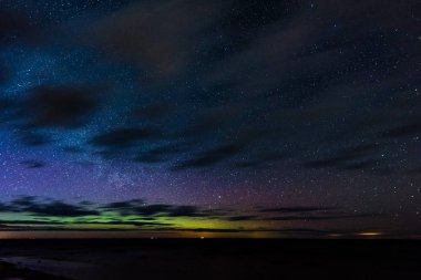 Baltık Denizi üzerinde yoğun Kuzey ışıkları (Kutup ışıkları)