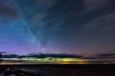 Baltık Denizi üzerinde yoğun Kuzey ışıkları (Kutup ışıkları)