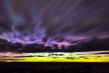 Baltık Denizi üzerinde yoğun Kuzey ışıkları (Kutup ışıkları)