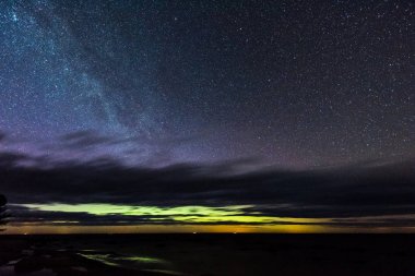 Baltık Denizi üzerinde yoğun Kuzey ışıkları (Kutup ışıkları)
