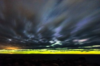Baltık Denizi üzerinde yoğun Kuzey ışıkları (Kutup ışıkları)
