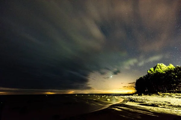 Lumières nordiques intenses (Aurora borealis) au-dessus de la mer Baltique — Photo