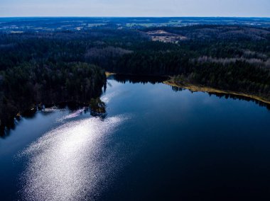Drone görüntü. Orman Gölü ile kırsal bölgenin havadan görünümü