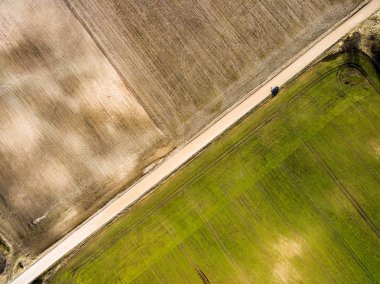 Drone görüntü. taze yeşil alanları ile kırsal bölgenin havadan görünümü