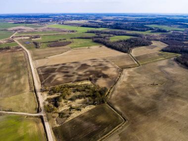 Drone görüntü. taze yeşil alanları ile kırsal bölgenin havadan görünümü