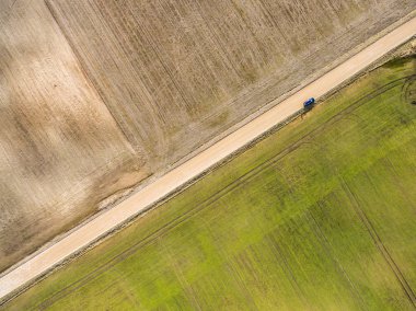 Drone görüntü. taze yeşil alanları ile kırsal bölgenin havadan görünümü