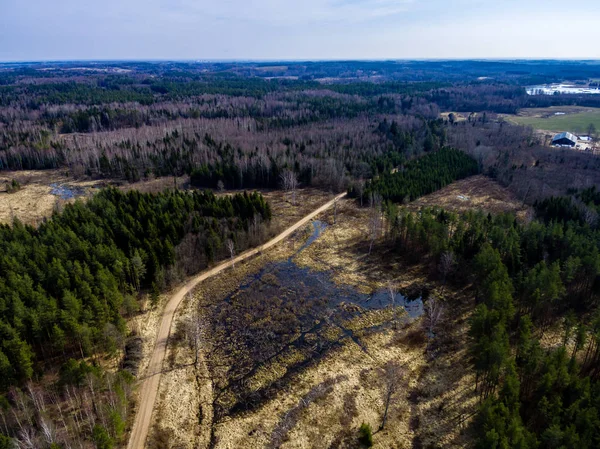 Drone bild. Flygfoto över landsbygden med skogssjö — Stockfoto