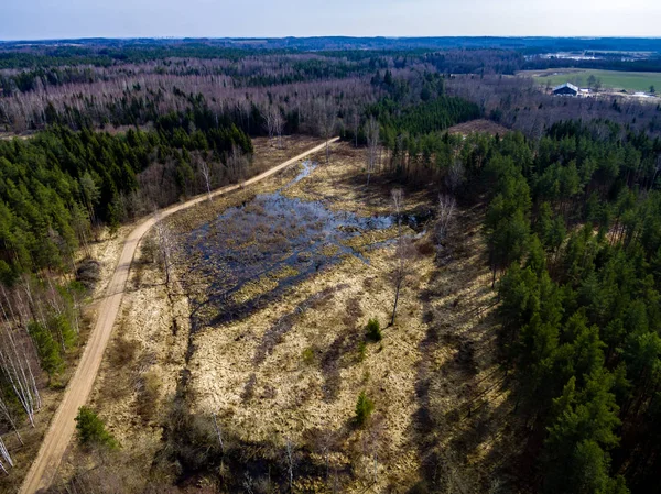 Drone bild. Flygfoto över landsbygden med skogssjö — Stockfoto