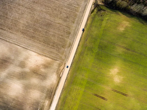 Drone billede. luftfoto af landdistrikter med friskgrønne marker - Stock-foto