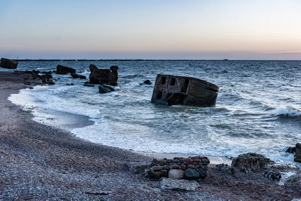 Rovine di vecchi fortini di guerra sulla spiaggia — Foto Stock